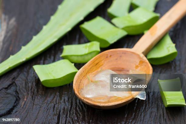 Gel De Aloe Vera En La Cuchara De Madera Con Aloe Vera En La Mesa De Madera Foto de stock y más banco de imágenes de Aloe vera