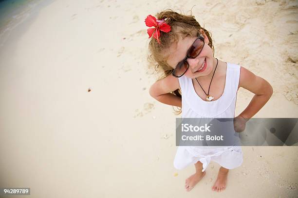 Kleines Mädchen Am Strand Stockfoto und mehr Bilder von Ein Mädchen allein - Ein Mädchen allein, Eine Person, Europäischer Abstammung