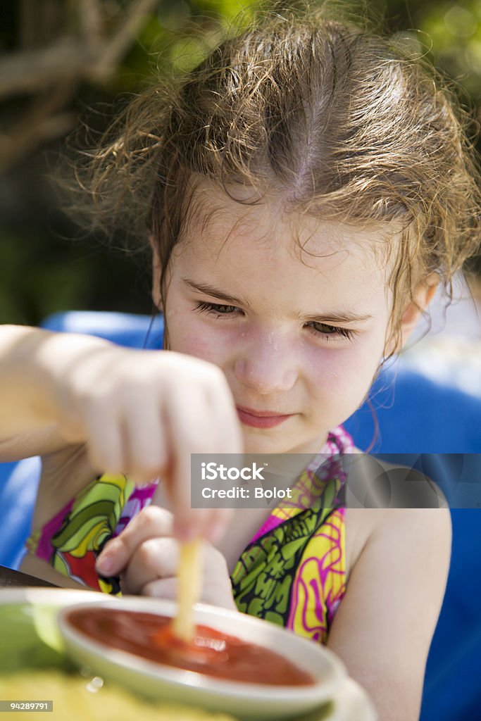 Petite fille à manger des frites - Photo de Activité de loisirs libre de droits