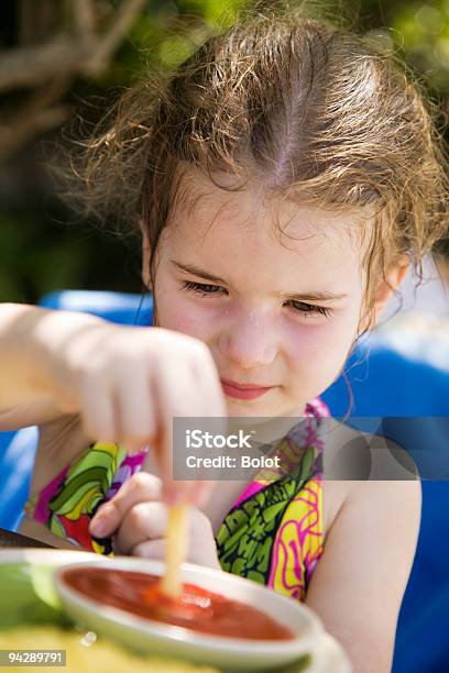 Photo libre de droit de Petite Fille À Manger Des Frites banque d'images et plus d'images libres de droit de Activité de loisirs - Activité de loisirs, Aliment, Alimentation lourde