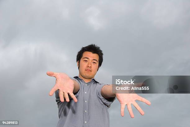 男性aganst 嵐の空に手を広げる - ひらめきのストックフォトや画像を多数ご用意 - ひらめき, カジュアルウェア, カラー画像