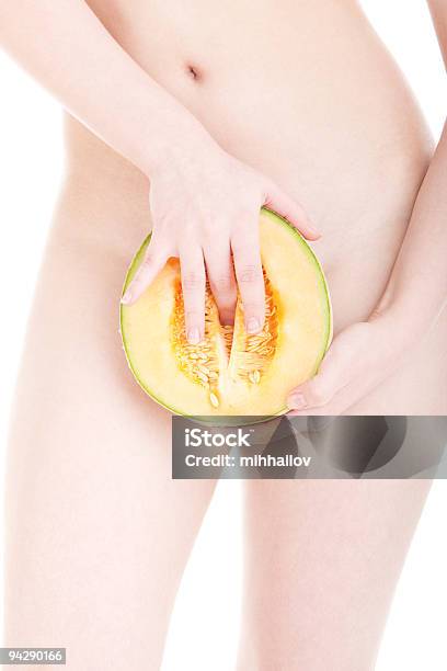 Mujer Joven Con Medio De Melón Foto de stock y más banco de imágenes de Adulto - Adulto, Adulto joven, Alimento