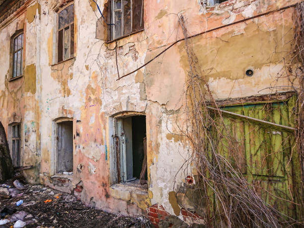 istock Destroyed house after a fire. Old brick building with Windows 942908658