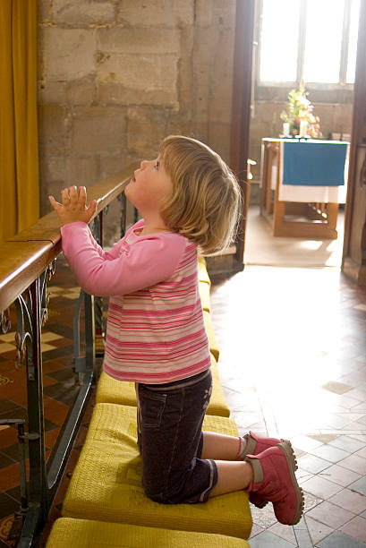 niño rezar - praying girl fotografías e imágenes de stock