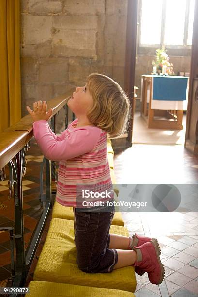 Niño Rezar Foto de stock y más banco de imágenes de Rezar - Rezar, Iglesia, Niñas