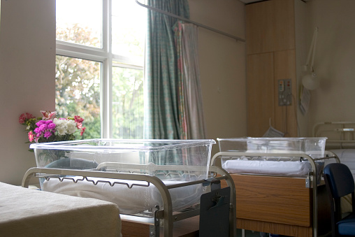 Cunas en el hospital maternal ward photo
