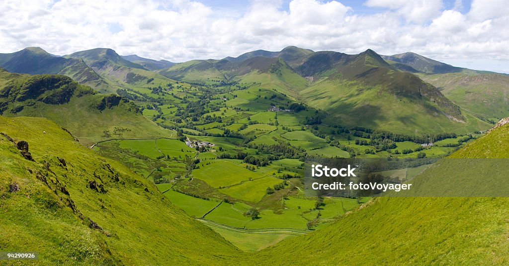 Montanhas verdes e valley - Foto de stock de Montanha Cat Bells royalty-free