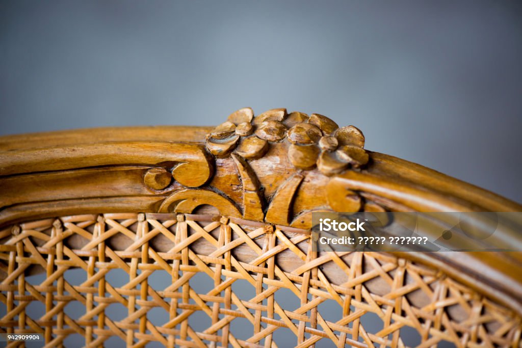 Деталь мебели, резьба в виде цветов на старом стуле ротанга - Стоковые фото Антиквариат роялти-фри