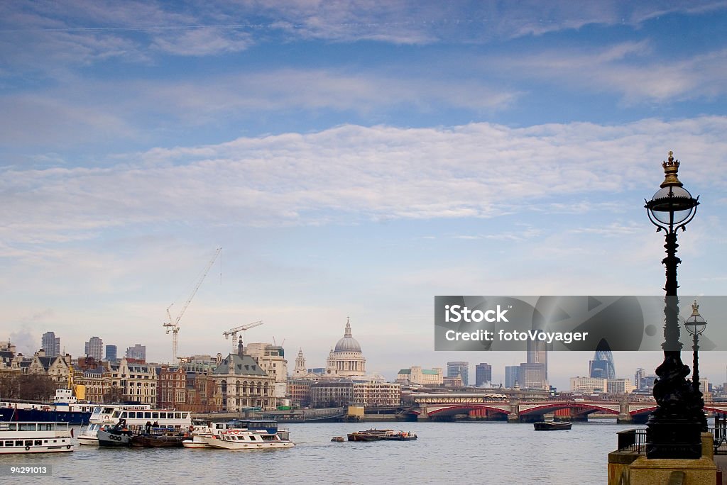 Fiume Tamigi e skyline di Londra - Foto stock royalty-free di Ambientazione esterna