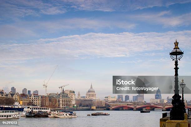 Fiume Tamigi E Skyline Di Londra - Fotografie stock e altre immagini di Ambientazione esterna - Ambientazione esterna, Architettura, Capitali internazionali