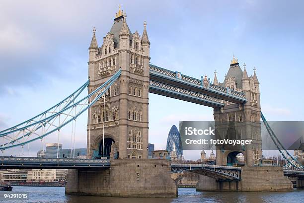 Tower Bridge - zdjęcia stockowe i więcej obrazów Londyn - Anglia - Londyn - Anglia, Most - Konstrukcja wzniesiona przez człowieka, Przejść