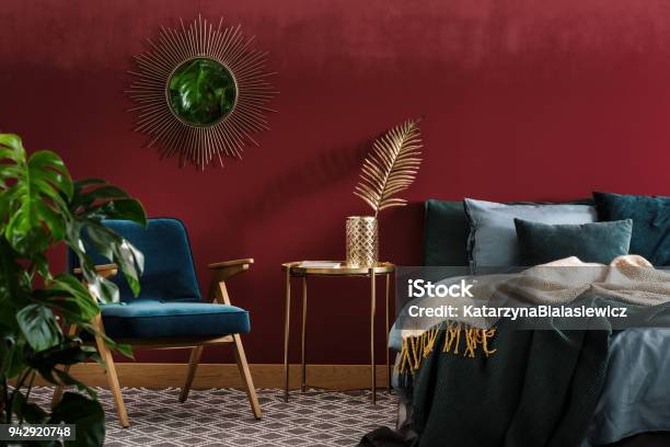 Foto de Sofisticado Quarto Vermelho Com Espelho e mais fotos de stock de Vermelho - Vermelho, Quarto de dormir, Artigo de decoração