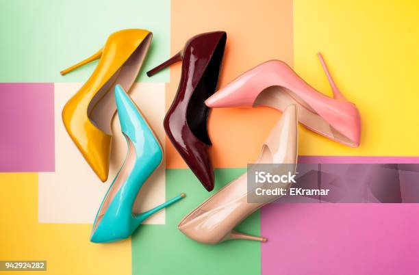 Conjunto De Zapatos De Las Mujeres De Color Sobre Un Fondo Coloreado Foto de stock y más banco de imágenes de Calzado
