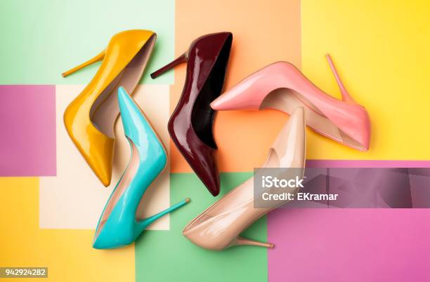 Photo libre de droit de Ensemble De Chaussures Féminines Coloré Sur Un Arrièreplan Coloré banque d'images et plus d'images libres de droit de Chaussures