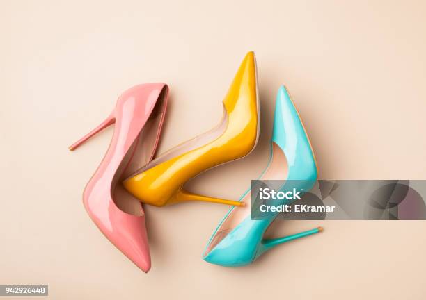 Conjunto De Zapatos De Las Mujeres De Color Sobre Fondo Beige Foto de stock y más banco de imágenes de Calzado
