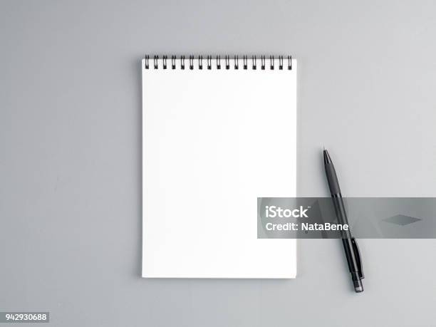 Hoja En Blanco Del Cuaderno Con Espiral Y Pluma En Un Fondo Texturado Gris Neutro Foto de stock y más banco de imágenes de Cuaderno de apuntes