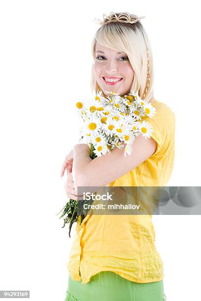 Mujer Joven Con Daisies Foto de stock y más banco de imágenes de Adulto - Adulto, Adulto joven, Alegre