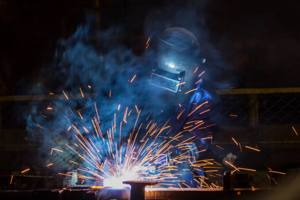 trabajador es soldadura automotriz parte en fábrica del coche - tungsten fotografías e imágenes de stock