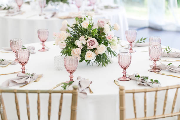 ajuste de la tabla hermoso con flores y vajilla para una fiesta, banquete de boda u otro evento festivo. cristalería y cubiertos para la cena de eventos independientes. - wedding reception fine dining table restaurant fotografías e imágenes de stock