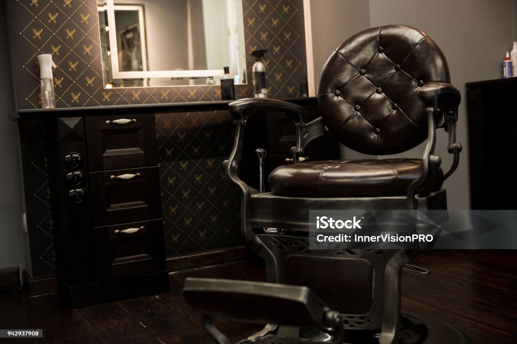 Chaise de style oldschool et placard au salon de coiffure - Photo de Barbier - Salon de coiffure libre de droits