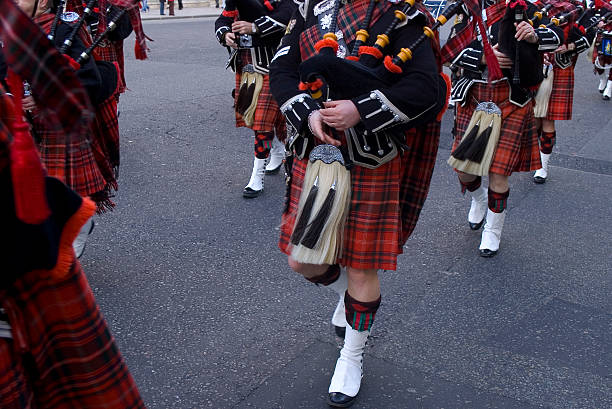 bagpipes และ kilts - edinburgh scotland ภาพสต็อก ภาพถ่ายและรูปภาพปลอดค่าลิขสิทธิ์