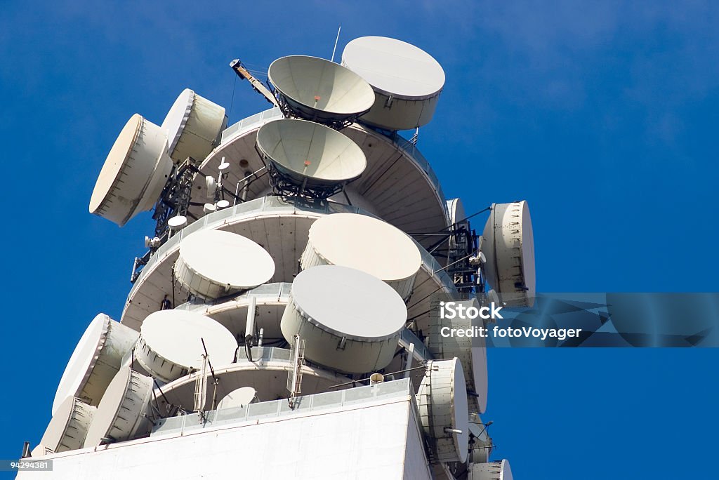 Plats de Communication - Photo de Antenne parabolique libre de droits
