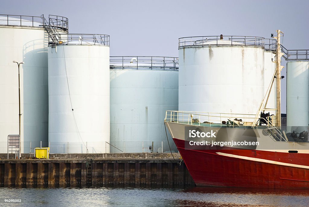 Barco de Pesca de petróleo e tanques de armazenamento - Royalty-free Esbjerg Foto de stock
