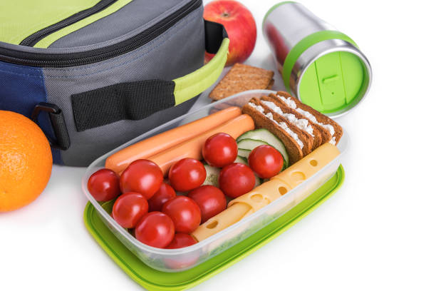récipient avec de la nourriture et un sac à lunch. - lunch box lunch red apple photos et images de collection