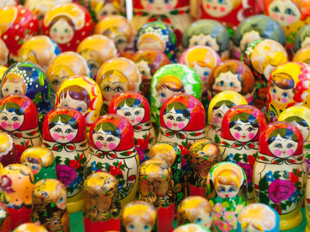 matryoshka. poupée russe de nidification. - figurine russian nesting doll russia russian culture photos et images de collection