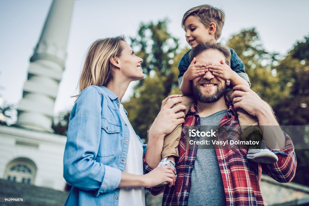 Glückliche Familie im Freien - Lizenzfrei Augen geschlossen Stock-Foto