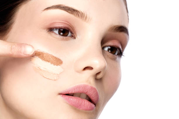 istock Girl inflicting cream foundation 943000432