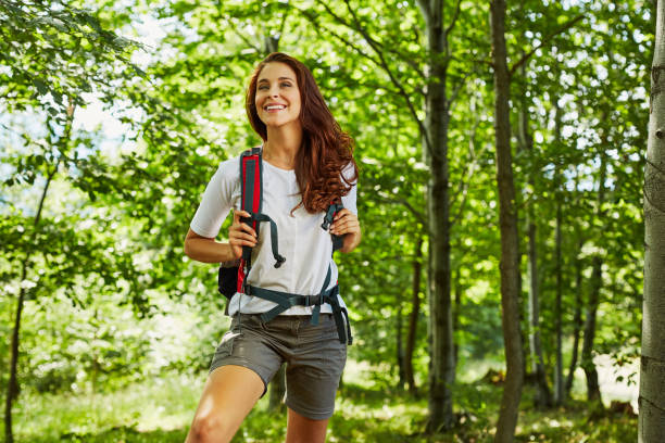 femme heureuse, randonnée dans les bois - nature forest clothing smiling photos et images de collection