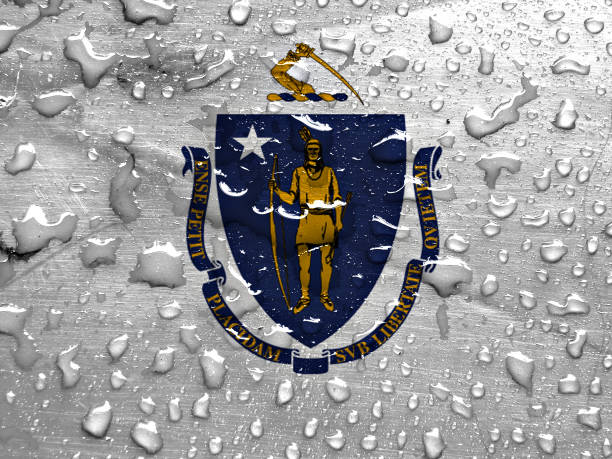 bandera de massachusetts con la lluvia cae - massachusetts flag state insignia fotografías e imágenes de stock