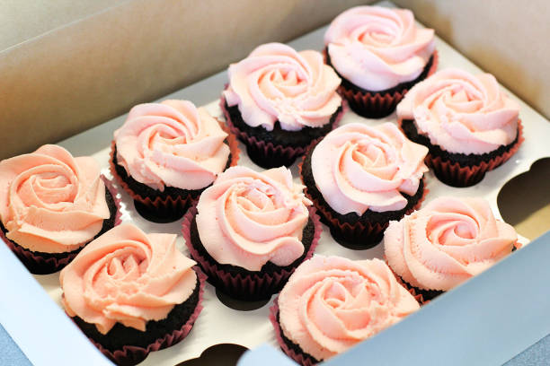 istock Cream caramel homemade cupcake in box 943019590