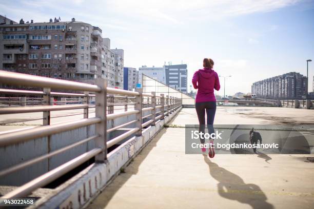 Mujer Atleta Foto de stock y más banco de imágenes de Perro - Perro, Correr, Personas