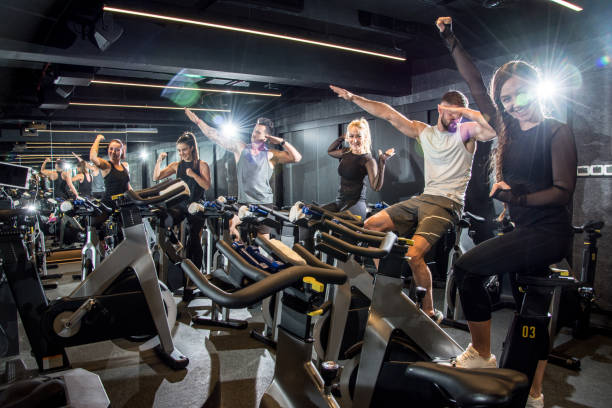 grupo de jovens desportivo sentado no ciclismo bicicletas e tendo uma pausa. amigos rindo com alegria, sentindo animado sobre formação em educação física - pedal bicycle sports training cycling - fotografias e filmes do acervo