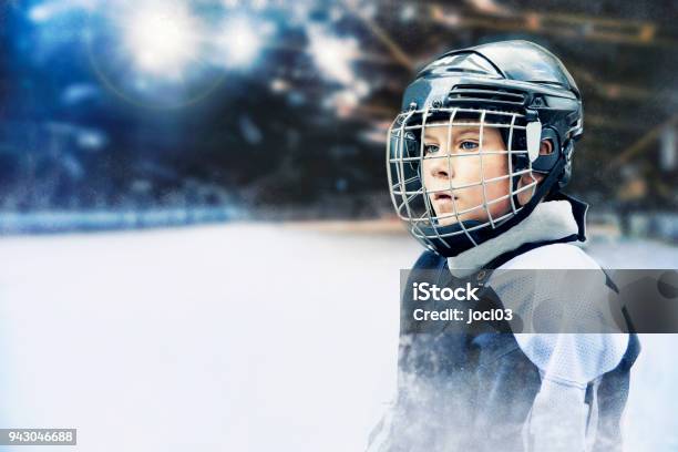 Photo libre de droit de Jeune Joueuse De Hockey Sur Glace banque d'images et plus d'images libres de droit de Enfant - Enfant, Hockey, Joueur de hockey