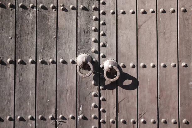 porta de madeira  - gate handle door traditional culture - fotografias e filmes do acervo