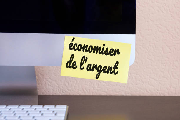 ordinateur moderne avec une note de rappel autocollant jaune avec texte : économiser de l’argent (« économiser de l’argent » en français) - faire de largent photos et images de collection