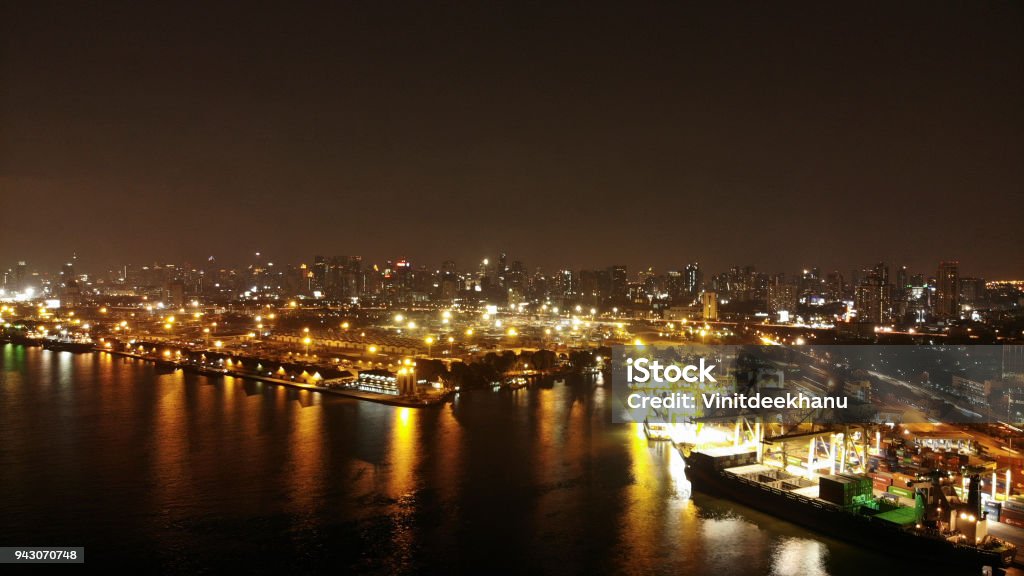 Container ship in import export and business logistic, International transportation, Business logistics concept,Night view - Royalty-free Banguecoque Foto de stock