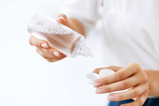 istock Woman Hands Putting Liquid From Bottle To Lens Box 943080948