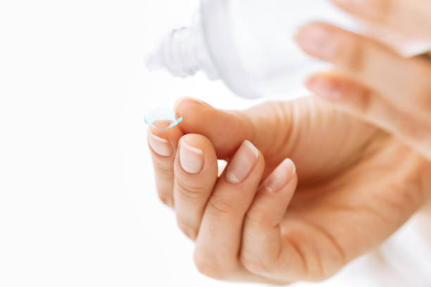 istock Woman Hand With Contact Eye Lens And Cleansing Solution 943081004