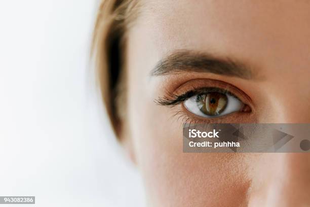 Nahaufnahme Von Schönen Mädchen Augen Und Augenbrauen Mit Natürliches Makeup Stockfoto und mehr Bilder von Auge