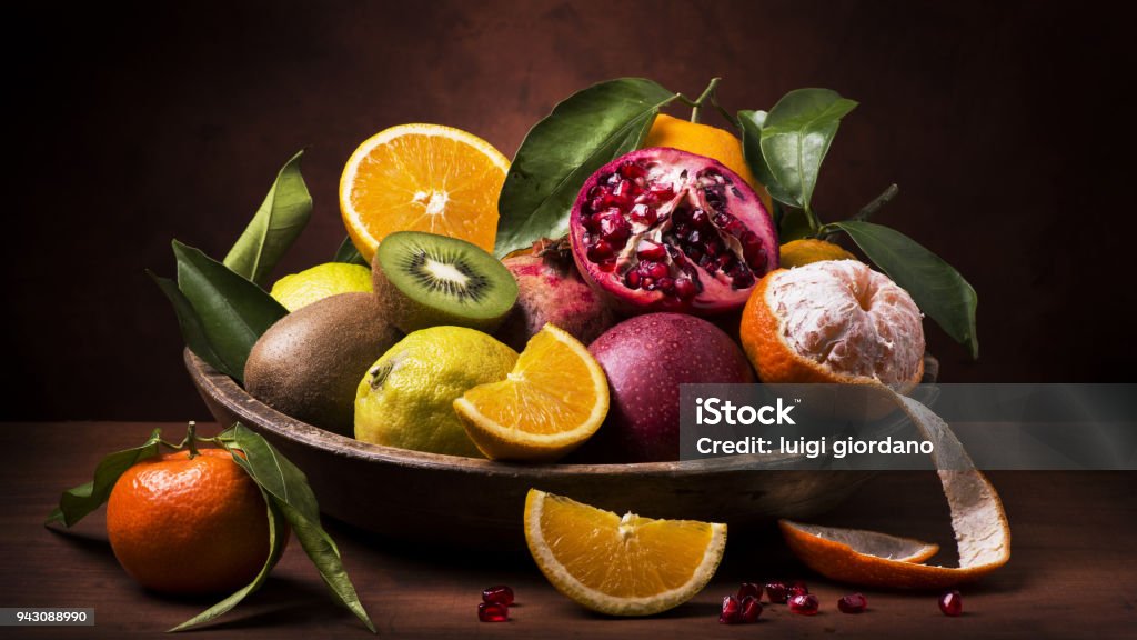 cesta de fruta de naturaleza muerta. sabores y colores - Foto de stock de Alimento libre de derechos