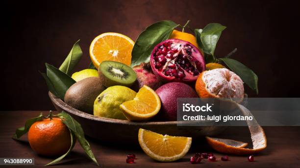 Cesta De Fruta De Naturaleza Muerta Sabores Y Colores Foto de stock y más banco de imágenes de Alimento