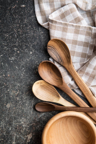 colheres de madeira feitos à mão - wooden spoon built structure domestic room domestic kitchen - fotografias e filmes do acervo
