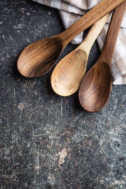 colheres de madeira feitos à mão - wooden spoon built structure domestic room domestic kitchen - fotografias e filmes do acervo