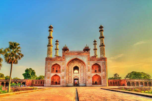 puerta sur de sikandra fortaleza en agra - uttar pradesh, india - agra fort fotografías e imágenes de stock