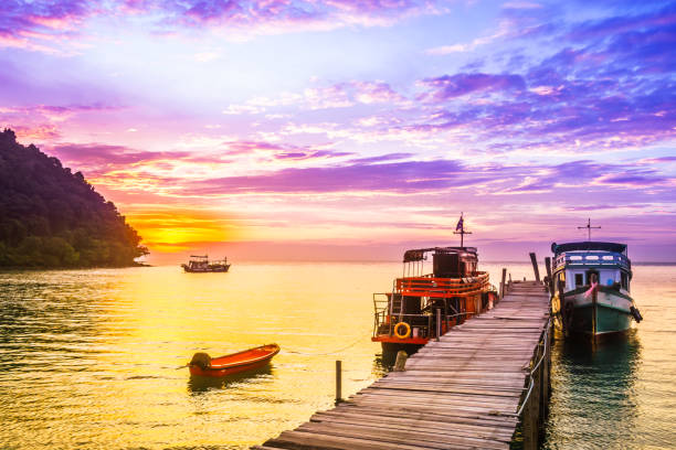 fioletowy zachód słońca na tropikalnej plaży wyspy koh kood - tajlandia - sunset beach flash zdjęcia i obrazy z banku zdjęć