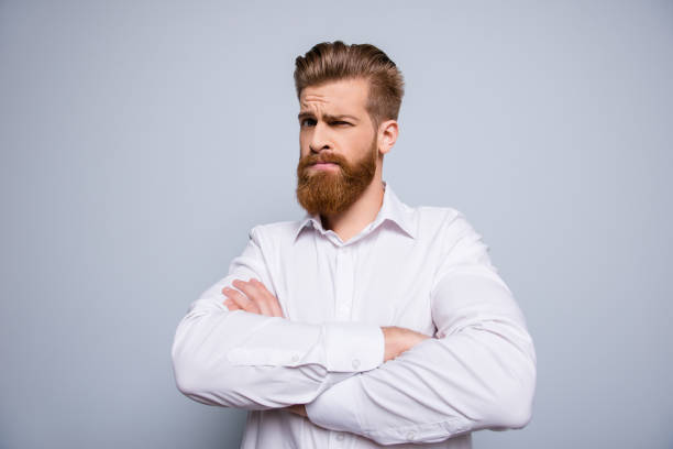 維持する深刻な自信を持っているひげを生やした男の肖像交差手と不信の感情を表現します。 - business men humor macho ストックフォトと画像